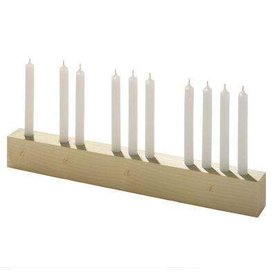 Countdown Candle Holder Adventsleuchter aus Ahorn mit weißen Kerzen, nummeriert für die Adventszeit.